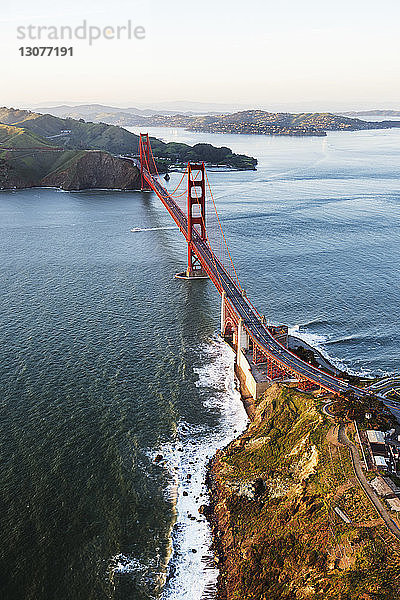Luftaufnahme der Golden Gate Bridge über der Bucht von San Francisco