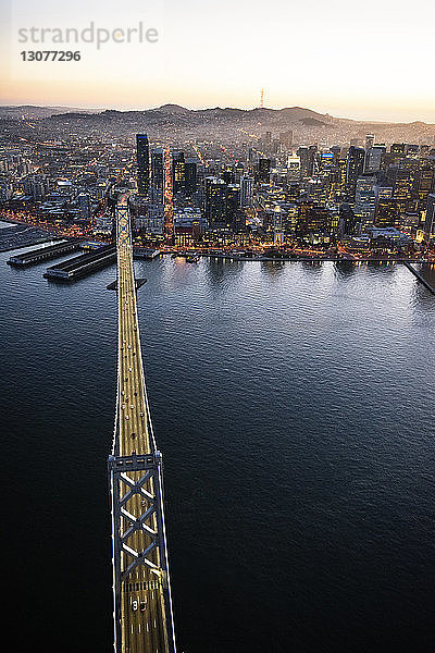 Bay Bridge und beleuchtete Stadtlandschaft bei klarem Himmel