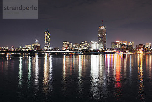 Charles River gegen beleuchtetes Stadtbild bei Nacht