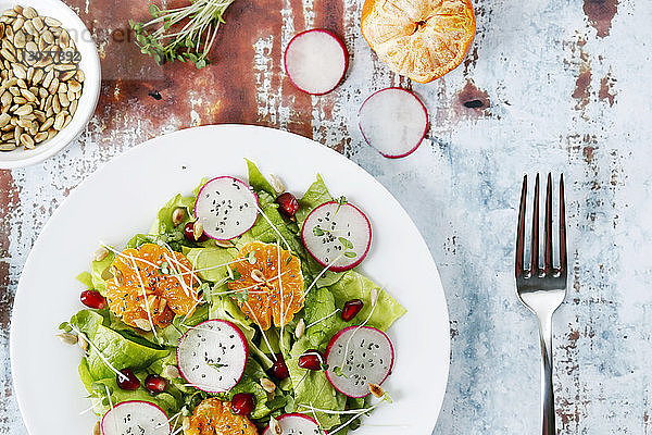 Nahaufnahme eines Salats  der in einem Teller auf dem Tisch serviert wird