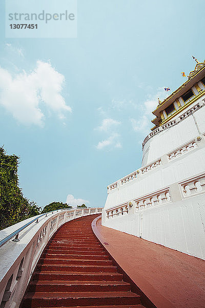 Niedrigwinkelansicht der Stufen zum Tempel gegen den Himmel