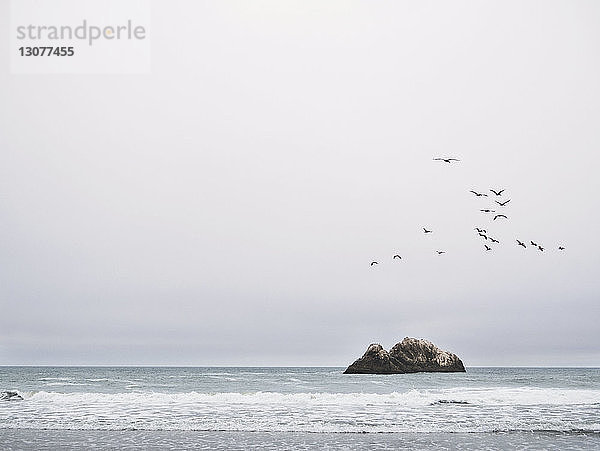 Steine im Meer gegen den Himmel stapeln