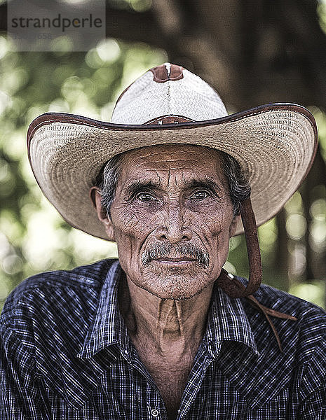 Nahaufnahme-Portrait eines älteren Mannes mit Hut