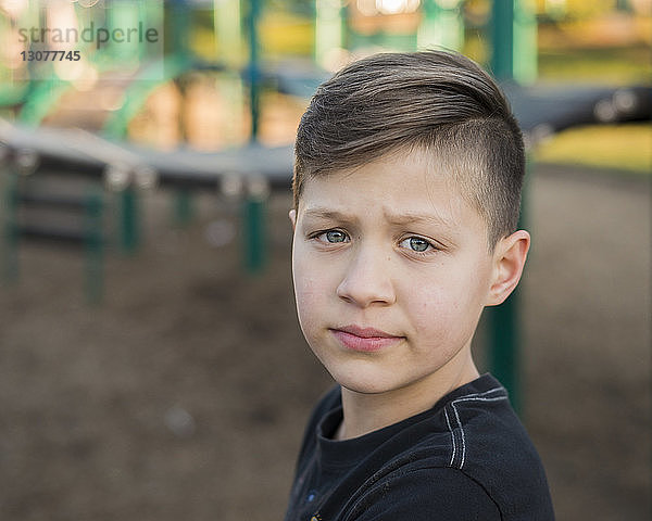 Porträt eines traurigen Jungen auf dem Spielplatz