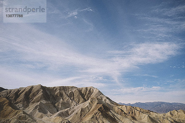 Landschaftliche Ansicht der Berge vor bewölktem Himmel im Death Valley National Park