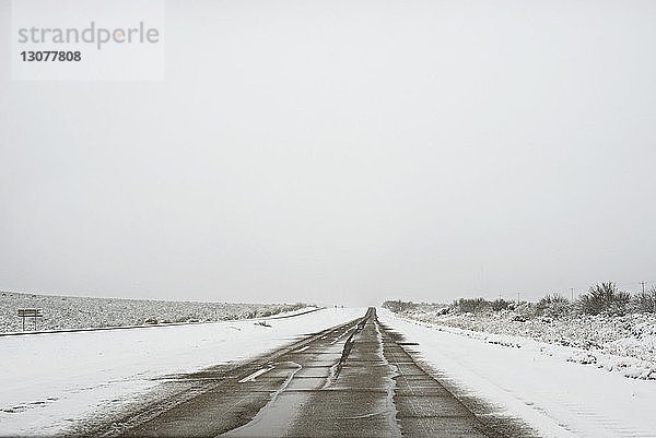 Leere Straße im Winter