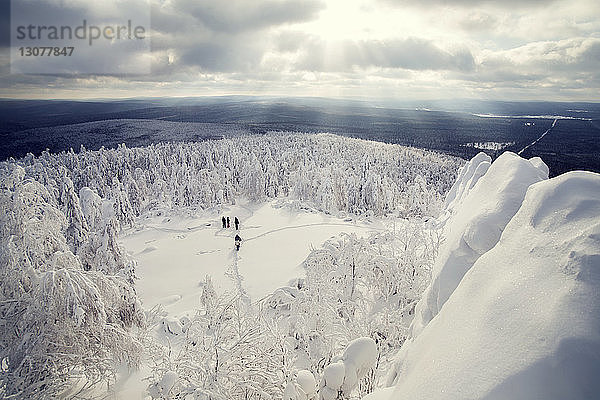 Luftaufnahme von Menschen auf schneebedeckter Landschaft