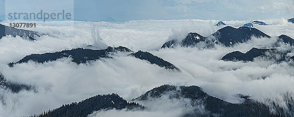 Hochwinkelansicht von Mt. Hood inmitten von Wolken