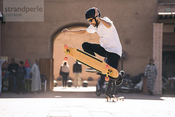 Mann beim Skateboarden bei Sonnenschein