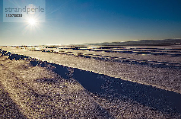 Szenische Ansicht einer schneebedeckten Landschaft gegen den Himmel an einem sonnigen Tag