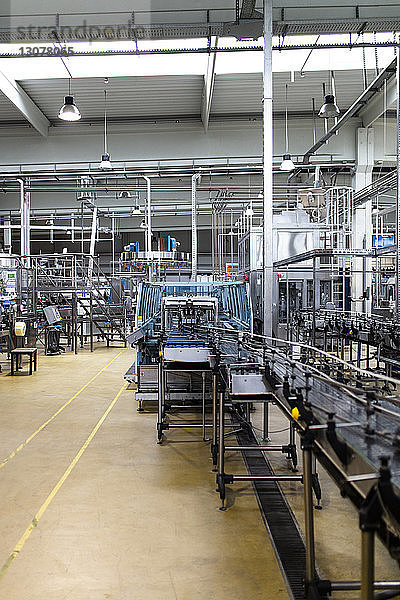 Inneres der Fabrik mit Abfüllanlagen