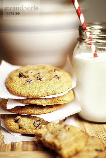 Nahaufnahme von Keksen und Milch auf dem Tisch