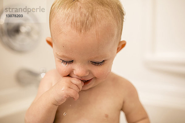 Nahaufnahme eines Mädchens in der Badewanne