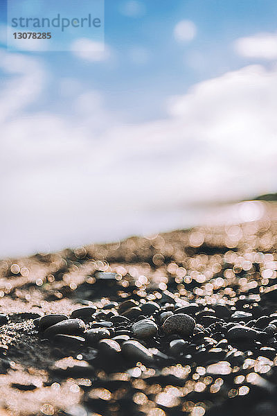 Nahaufnahme von Steinen am Strand