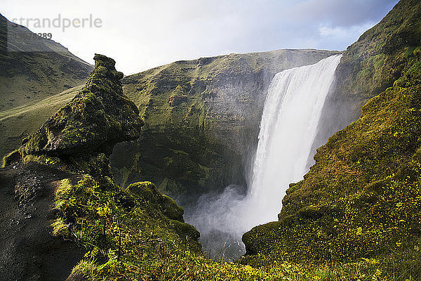 Szenische Ansicht eines Wasserfalls über einer Felsformation