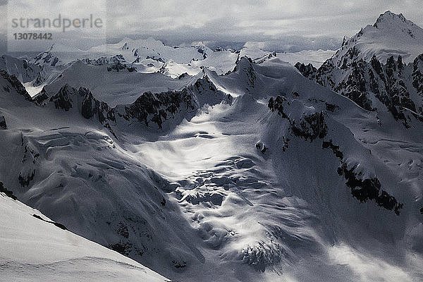 Alaskische Landschaft mit schneebedeckten Bergen