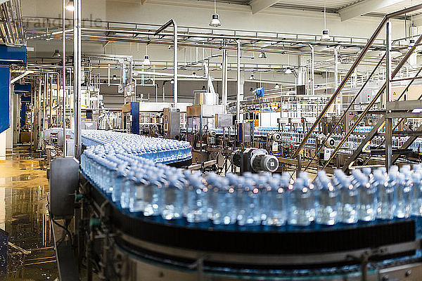 Wasserflaschen auf Förderband in der Industrie