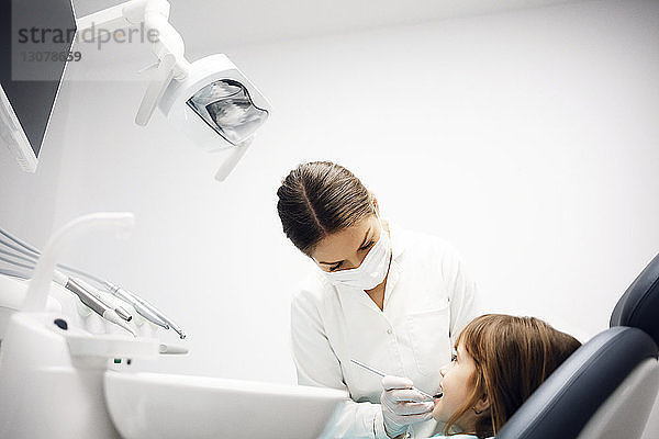 Zahnärztin untersucht Mädchen in der Klinik