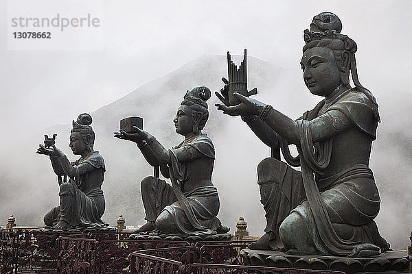 Buddha-Statuen gegen Berg