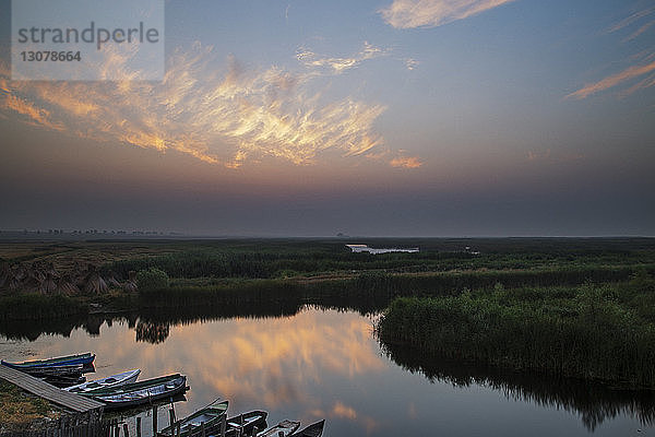 Boote auf dem See gegen den Himmel