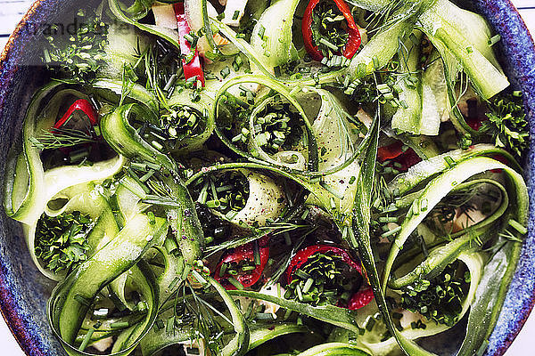 Draufsicht auf Salat in Schüssel