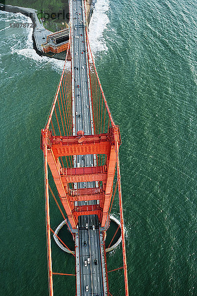Draufsicht auf die Golden Gate Bridge über die Bucht von San Francisco