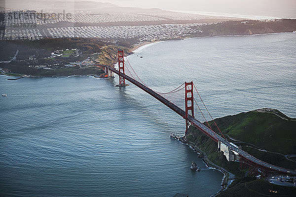 Luftaufnahme der Golden Gate Bridge über der Bucht von San Francisco