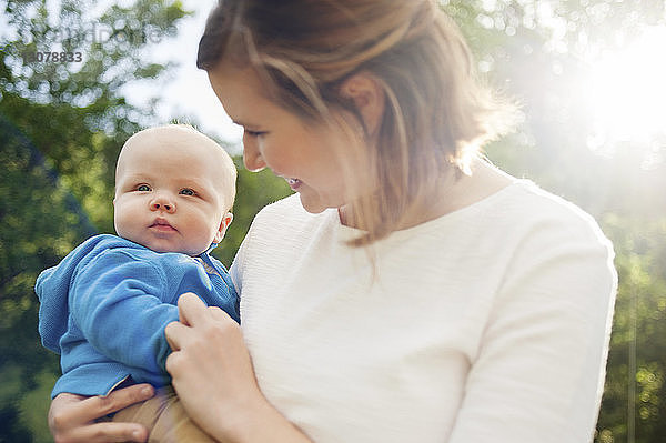 Lächelnde Frau mit Babyboy im Park