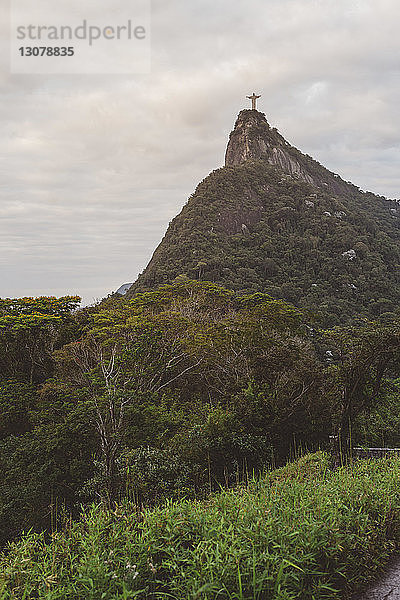 Fernsicht auf Christus den Erlöser auf dem Berg vor bewölktem Himmel