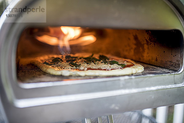 Nahaufnahme einer im Ofen gebackenen Pizza