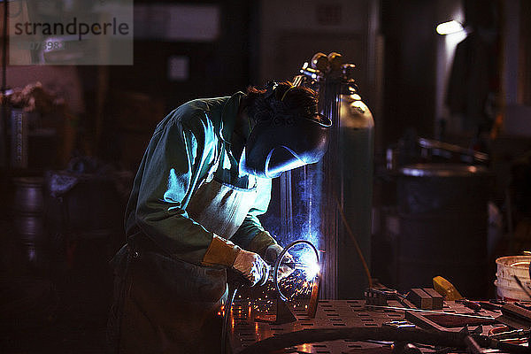 Seitenansicht von Handarbeitsschweißen in der Werkstatt