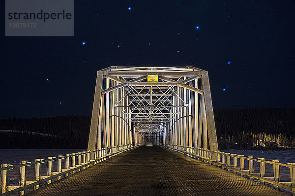Ansicht der Alaska Highway Bridge gegen den Himmel bei Nacht