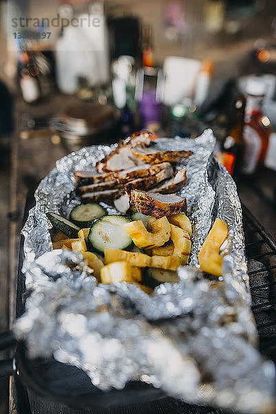 Nahaufnahme von Lebensmitteln in Aluminiumfolie