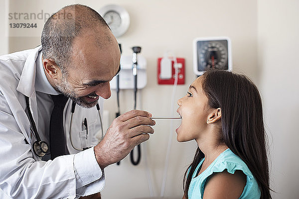 Ärztin bei der Untersuchung eines Mädchens im medizinischen Untersuchungsraum