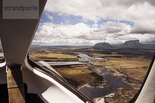 Landschaft durch Flugzeugfenster gesehen