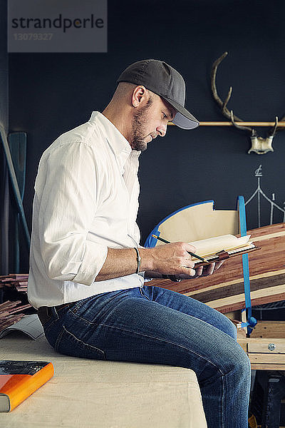 Handwerker  der Notizen macht