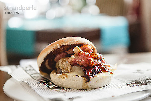 Nahaufnahme von Burger im Teller auf dem Tisch