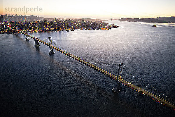 Luftaufnahme der Bay Bridge und der Bucht von San Francisco