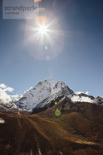 Tiefblick auf Berge vor klarem blauen Himmel bei sonnigem Wetter