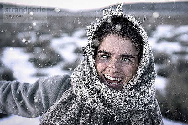 Nahaufnahme-Porträt einer fröhlichen Frau im Winter