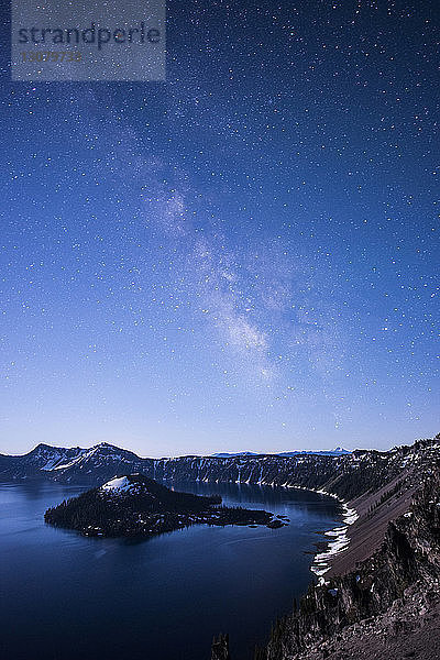 Majestätischer Blick auf den Kratersee gegen die Milchstraße in der Morgendämmerung