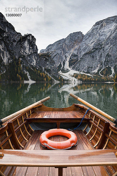 Ausschnittsaufnahme eines Bootes auf einem ruhigen See durch einen Berg gegen den Himmel
