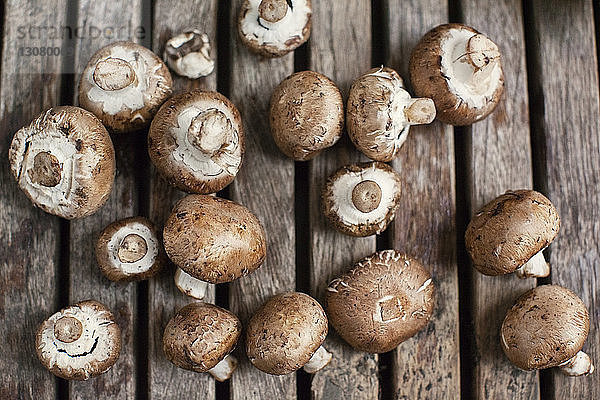 Draufsicht auf Pilze auf Holztisch