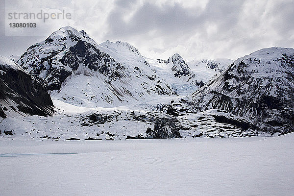 Blick auf schneebedeckte Berge