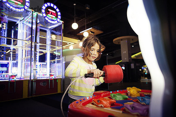 Mädchen beim Spiel in der Spielhalle