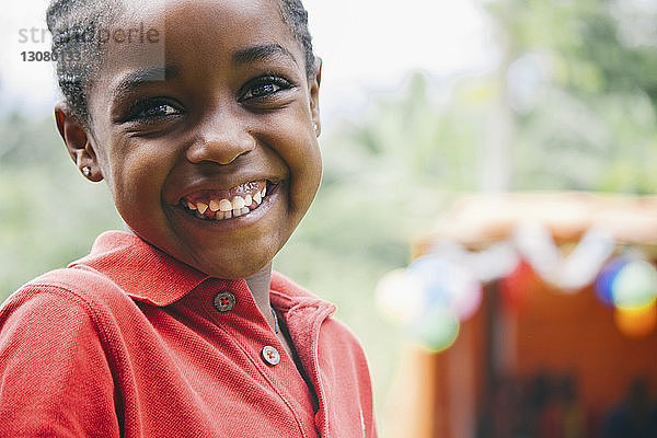 Porträt eines niedlichen afrikanischen Mädchens  das im Freien lächelt