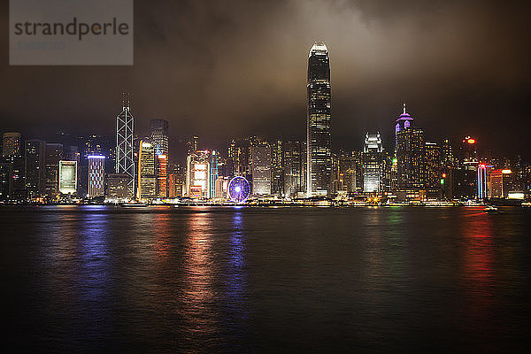 Beleuchtete Skyline des Hongkönigs bei Kowloon Bay bei Nacht