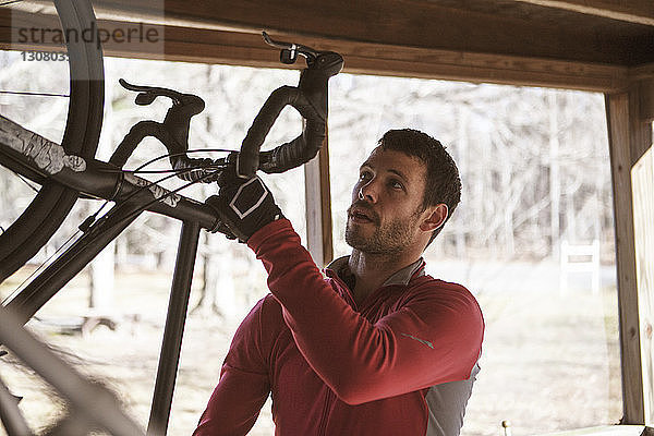 Sportler mit Fahrrad in der Garage