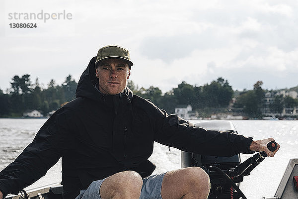 Motorboot fahrender Mann auf dem Rosseausee gegen den Himmel