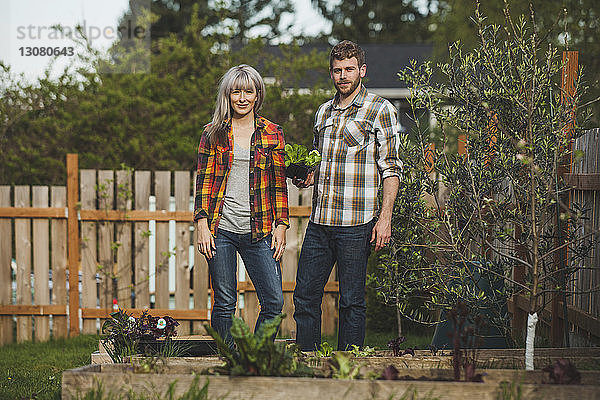 Porträt eines Ehepaares mit Pflanzen im Hinterhof